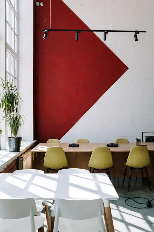 Et moderne coworking-rum eller café med et minimalistisk design.